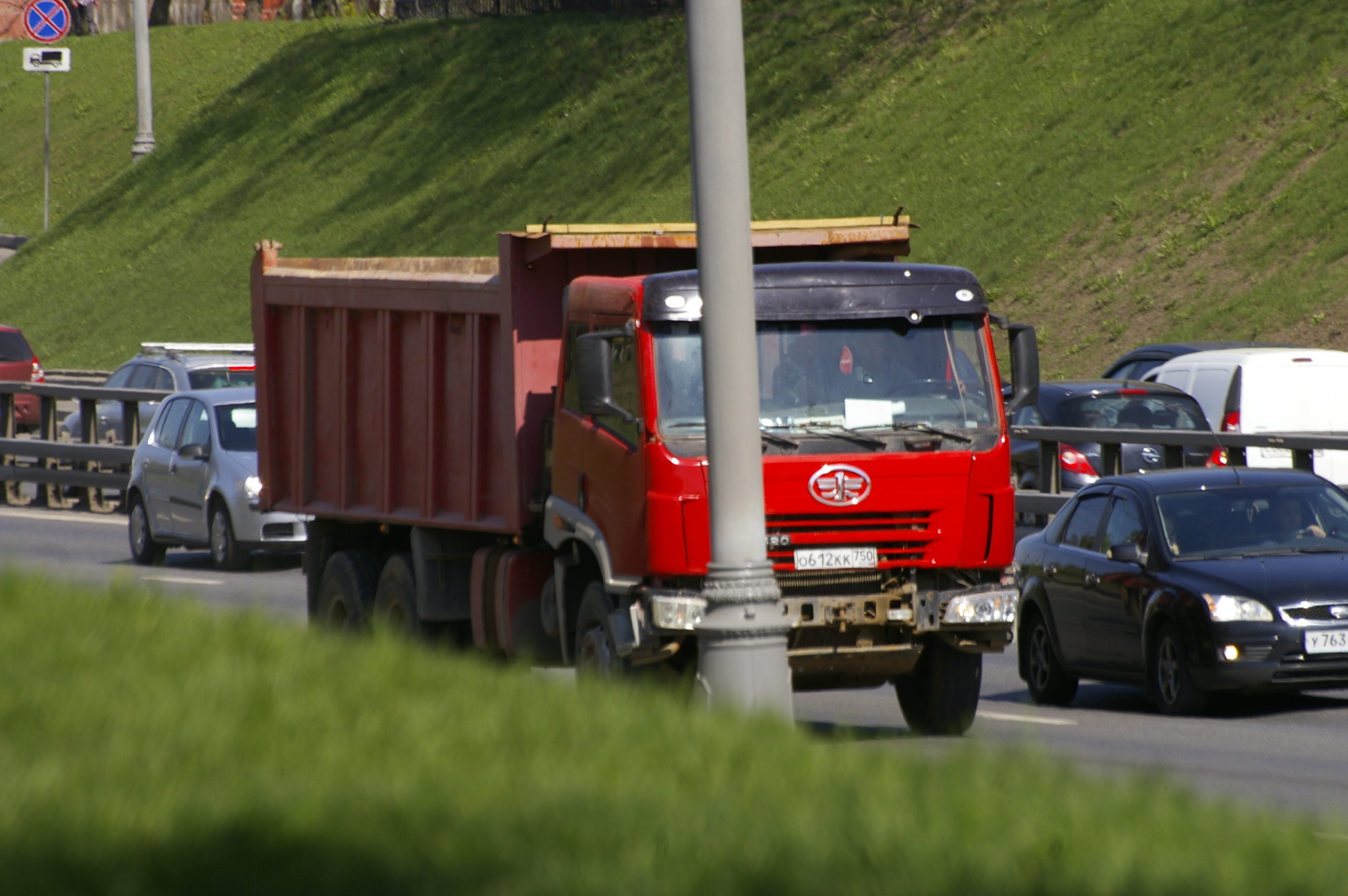 Как найти работу водителем грузового автомобиля в Москве?
